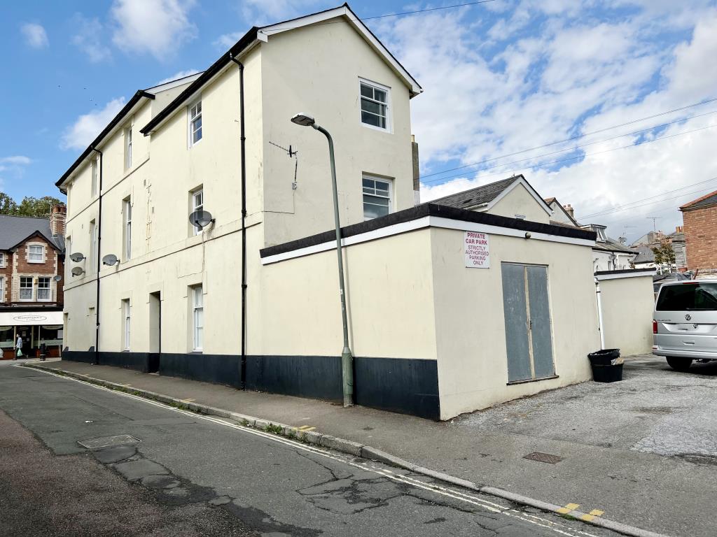 Lot: 140 - COMMERCIAL PROPERTY WITH PREVIOUS PLANNING PERMISSION FOR ONE-BEDROOM FLAT TO REAR -